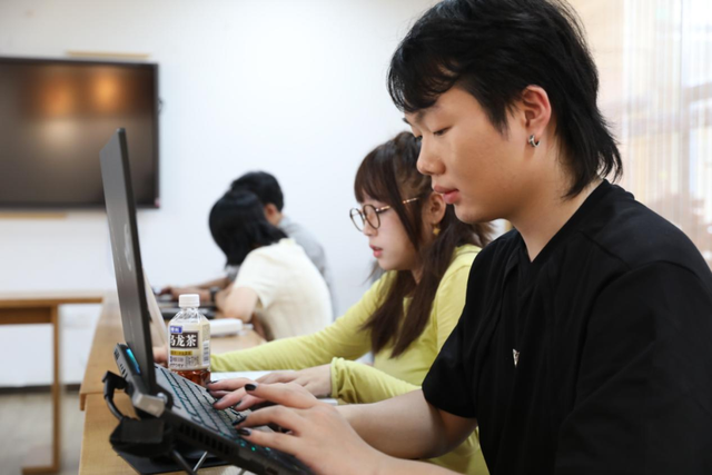 当 AI 画笔遇上青山绿：这场公众实践活动用数字光影绘就生态村的“两山密码”