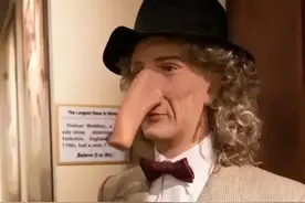 世界之大无所不有，男子19厘米超长鼻子，用小指做36次引体向上，图片