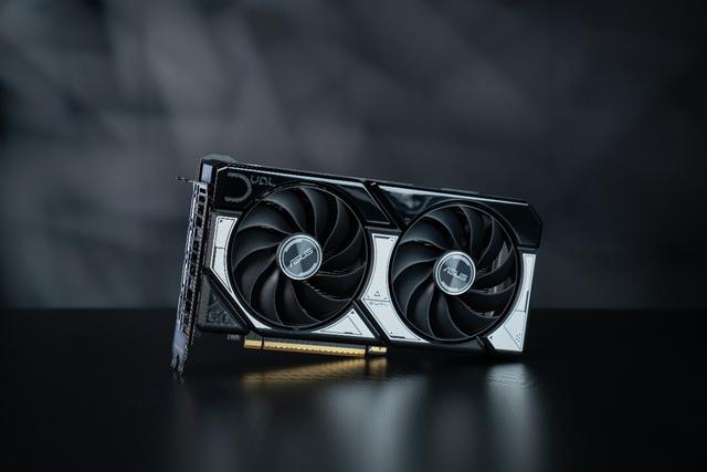 实际游戏体验差多少？移动端RTX/桌面端RTX 5060对比评测