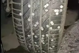 重庆高速多车被扎钉子引关注！发现车胎被扎怎么办？图片