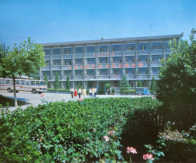 1987年的咸阳，钟楼前的这条街你还记得吗？