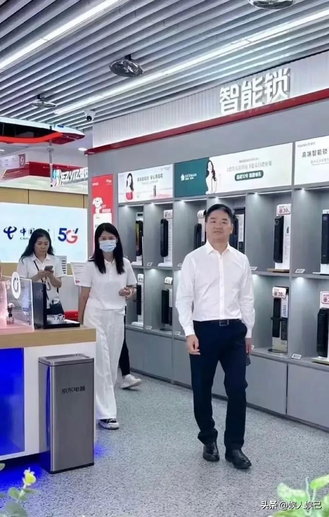 刘强东回宿迁老家，毫无大老板架子，举手投足尽显亲和接地气！