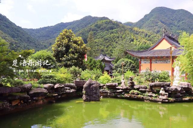 浙江宁波这个古村藏于山谷，千年古寺与清溪相对而居，幽静古朴
