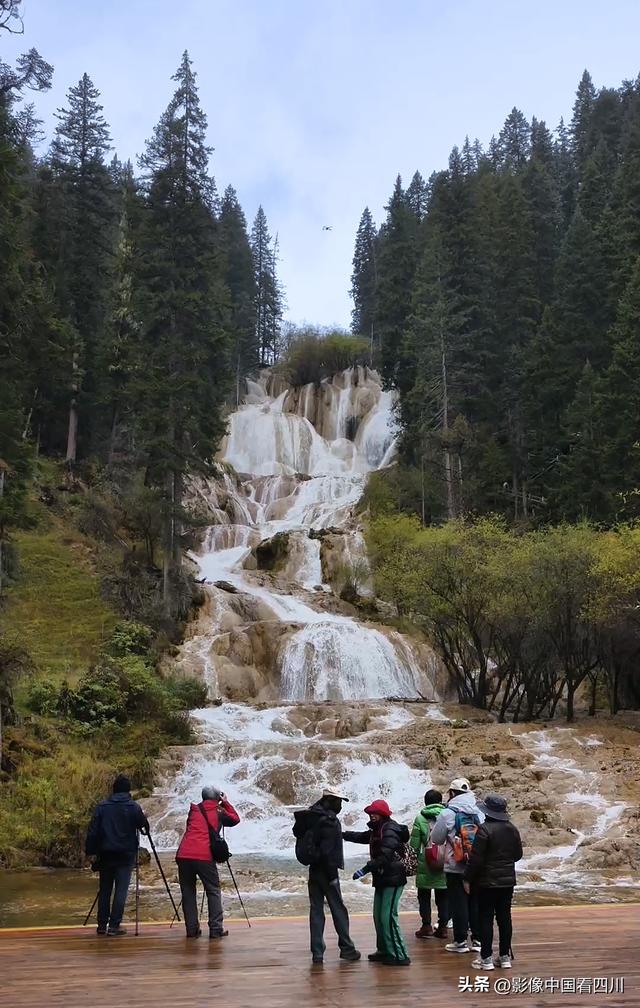 四川牟尼沟：扎嘎瀑布引客来