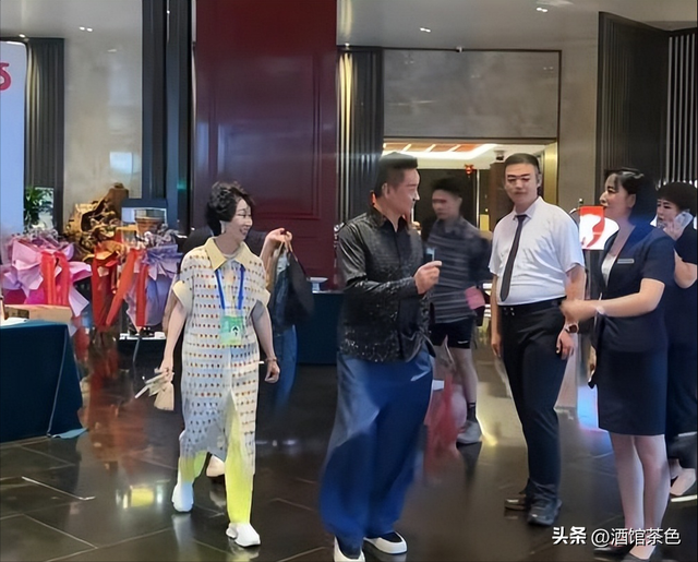阎维文妻子现状：66岁驼背苍老瘦成皮包骨，夫妻差1岁像两代人