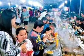 为流动摊贩“安家”——忻州市城市管理局探索规范城市摊贩管理图片