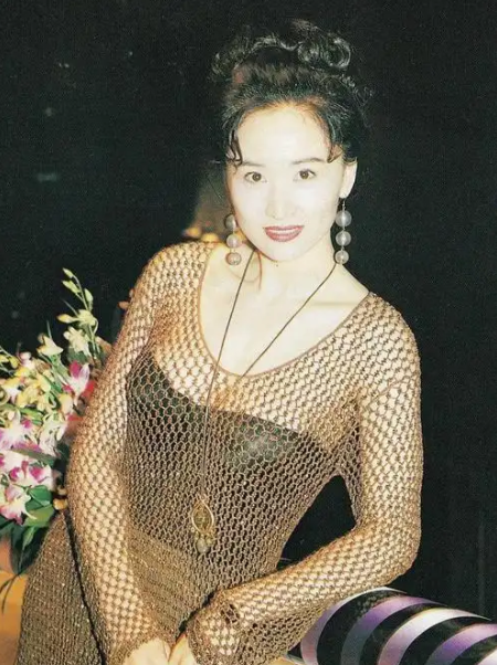 香港第一情妇：她曾是张艺谋白月光，被黑道打掉子言，现如何了？