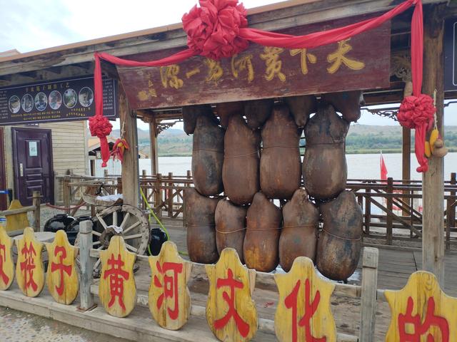 沙坡头：黄河与腾格里沙漠握手