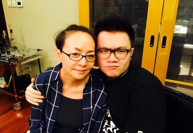 资本家的丑孩子收手吧！长得丑演戏烂，爹妈捧不红 别来祸祸观众了