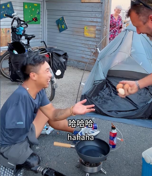独腿骑行博主到法国小镇，意外被外国人疯狂投喂，感动的说不出话