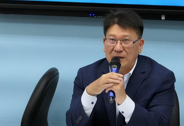 洪秀柱已抵达北京，无惧任何威胁，出席93阅兵，蓝营表态令人心寒