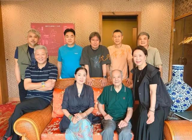 69岁张丰毅参加北电同学聚会，和沈丹萍互动亲近，张铁林也在场