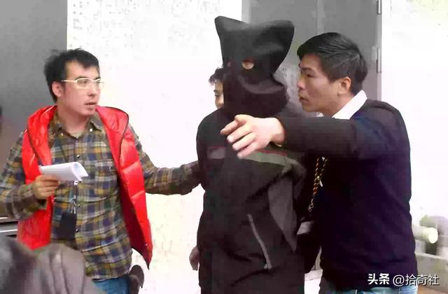 小太妹操控三中年男人，教训说她坏话男生，围殴后抛入大海中溺毙