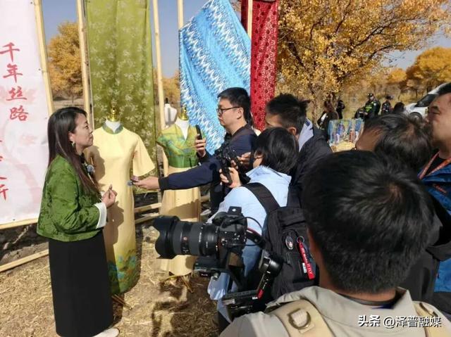 泽普县：艾德莱斯纹缀旗袍 胡杨林间续写深情