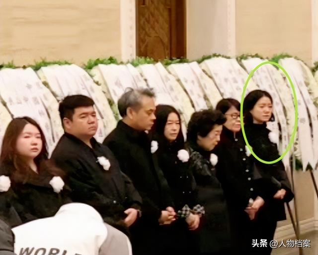 杨振宁葬礼今日举行！遗体覆盖国旗，翁帆站首位，次子杨光宇露面