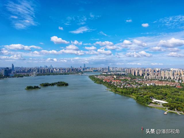 蓝天白云下的无锡蠡湖，浪漫如诗，心随浪逐，梦与湖共舞。