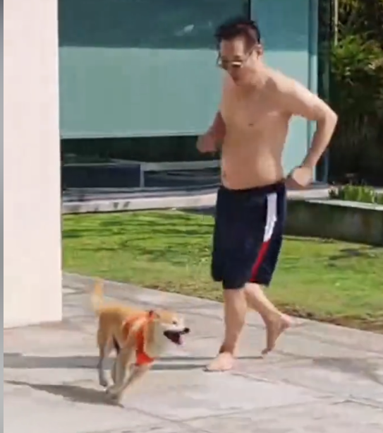 62岁李连杰豪宅游泳，脱光上衣自证清白，大腹便便并无刀疤