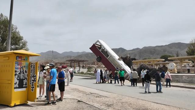 阿克塞县博罗转井影视基地迎旅游高峰 甘青大环线热度持续攀升