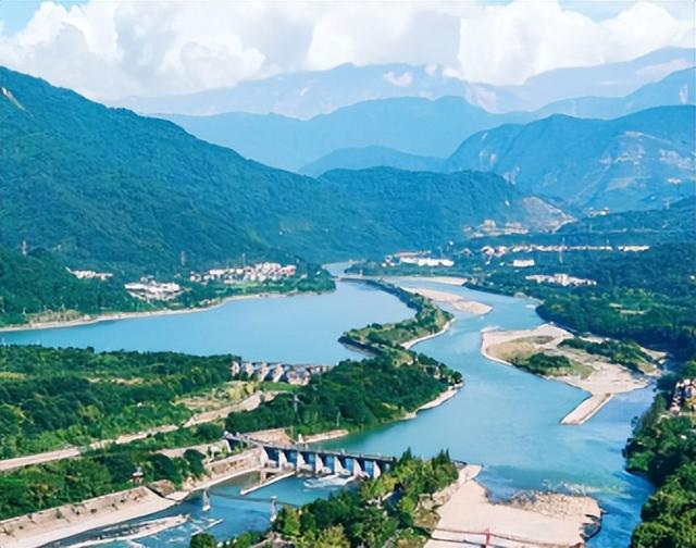 台湾姑娘来大陆旅游，游玩五天后直呼:这和电视上说的天差地别啊