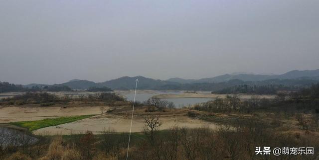 大别山现奇妙格局，内外层次分明，前方山峰成天然点缀