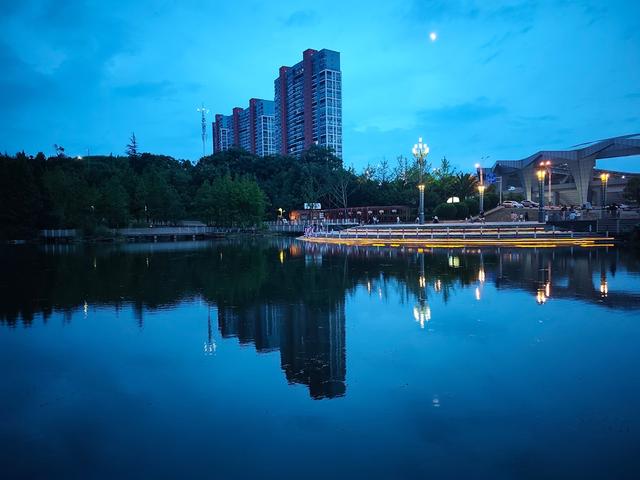 夜幕降临，富源玉顺湖流光溢彩，摇曳生姿
