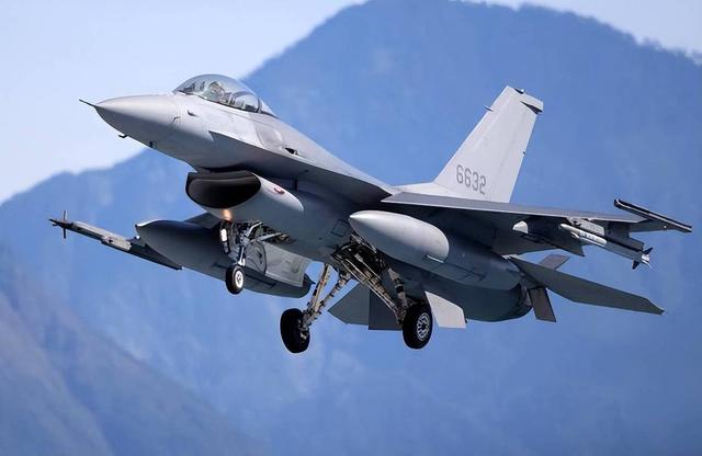 武统还没开始	，上百台军飞行员集体跑路，台专家：统一已有新模式