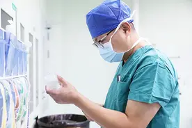 和平医者 | 弓利豪的“从医利器”：腿、眼、嘴、信念图片