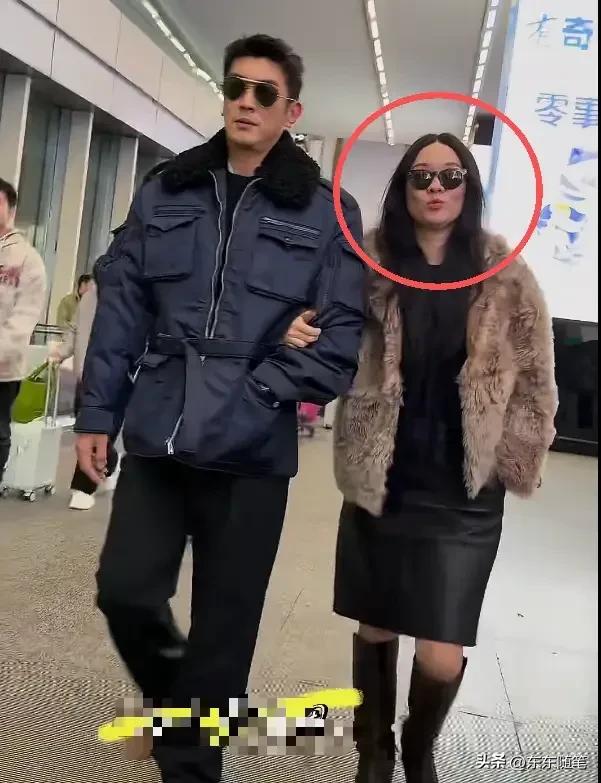 45岁霍思燕跟杜江同框回京,皮草配靴子穿搭老土,五官男相认不出