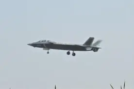 喜报：双座歼20曝光空军涂装，中国将率先装备五代半战斗机？图片