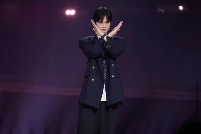 41岁李宇春，主动走入暴雨中心