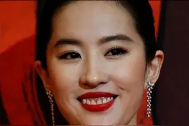 嘴包不住牙，牙龈萎缩发黑，明星假牙后遗症终于藏不住了！图片
