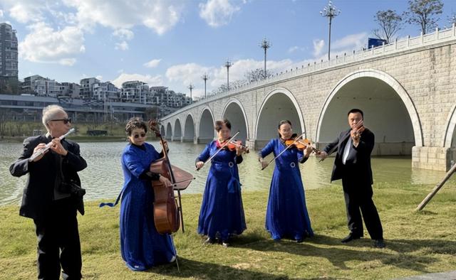 花溪湖：咖啡氤氲处 乐声伴暖阳