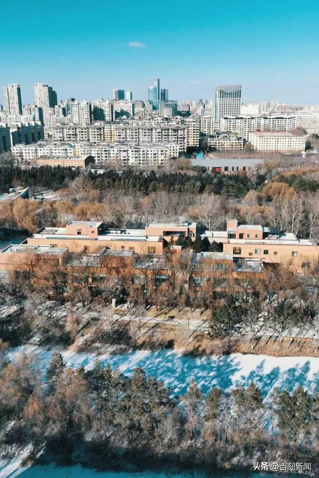 吉镜头｜雪覆红砖 水墨冬韵