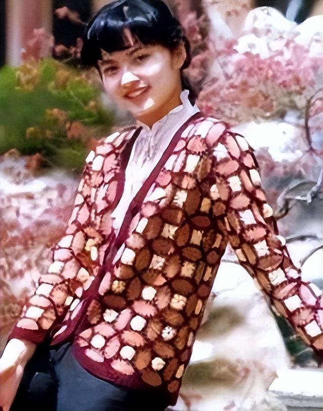 她是天生丽质的美女演员，嫁给军委副主席之子	，离婚后成知名画家