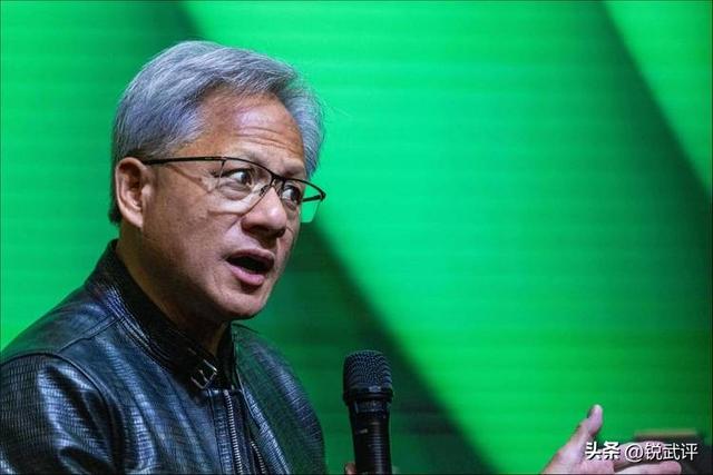 谁说中国造不出AI芯片？黄仁勋曝中美芯片真实差距：仅“几纳秒”
