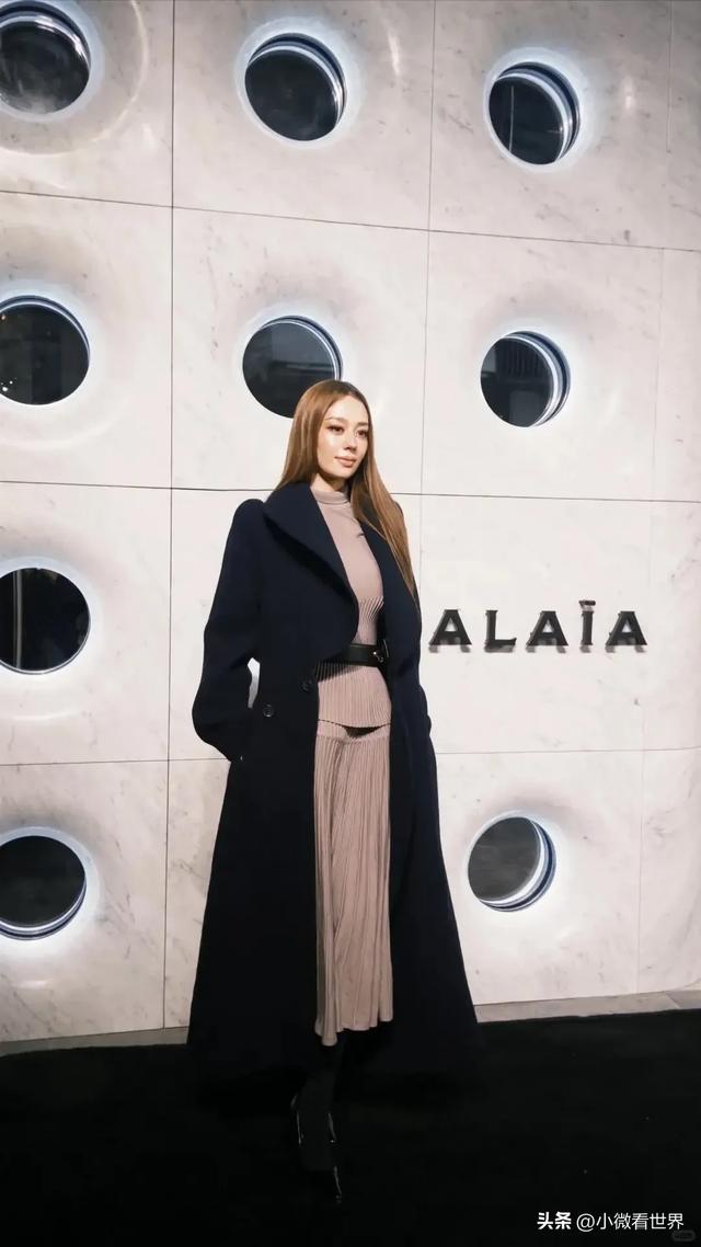 北京酒会太真实,吉娜“假胸”尴尬,娜然脸肿胀,秦舒培一脸男相