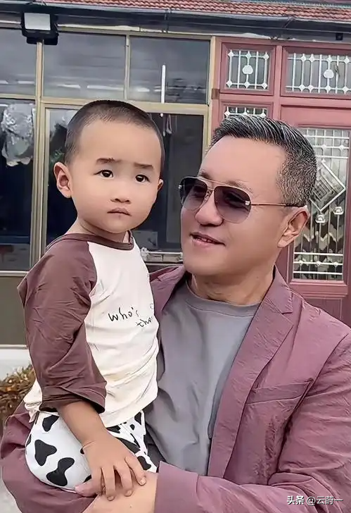 不听赵本山劝告，离婚再娶“女儿闺蜜	”	，王长贵向同龄岳父母拜年