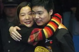 “台球天才”丁俊晖：母亲55岁因癌离世，他娶大6岁富家女为妻图片
