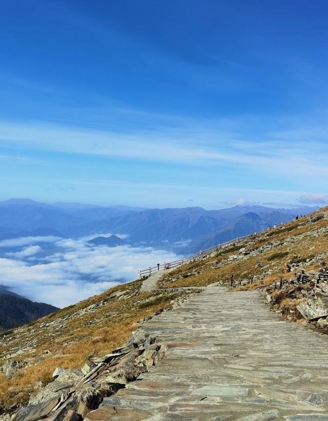 登上新疆云霄峰，一览四国景！