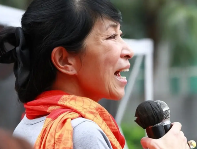 苍天饶过谁！拒唱国歌否认中国籍，俩儿子落户国外，她现状如何？