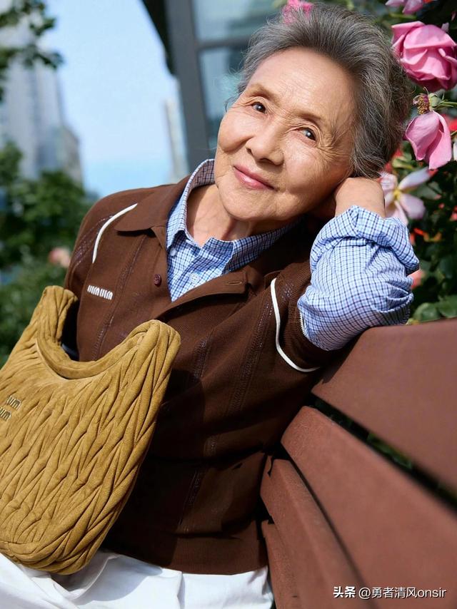 吴彦姝北京被偶遇，她包上挂着labubu好潮，87岁依旧优雅迷人