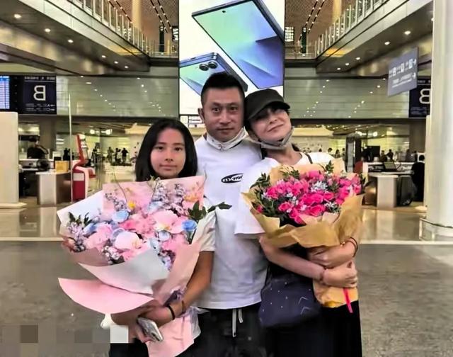 TVB前花旦郭羡妮与丈夫逛北京 女儿长大好漂亮 一家人画面温馨幸福