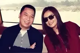 1993年他去深圳打工，娶大明星赚得盆满钵满，如今真面目藏不住了图片