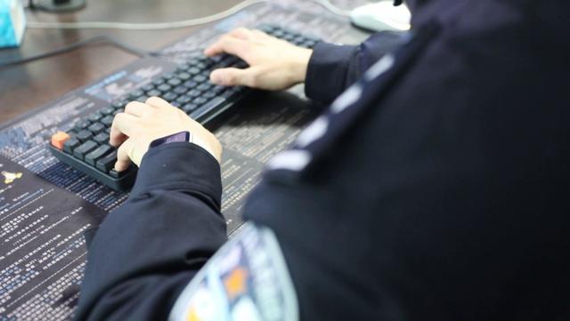 荣立一等功2次，他却没有一张露脸照，在女儿眼中“只会玩电脑”