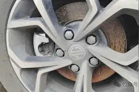 为什么下雨天停车一天后，再开车起步会有“咯噔”一声响？图片