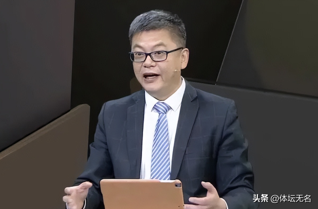詹姆斯引众怒，苏群杨毅发声，名记：赚10亿美元，骨子里还是穷鬼