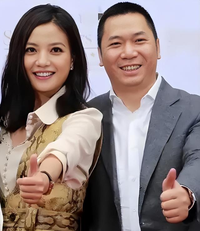 49岁赵薇近照曝光，事业婚姻全失败，15岁的女儿和她长得不一样