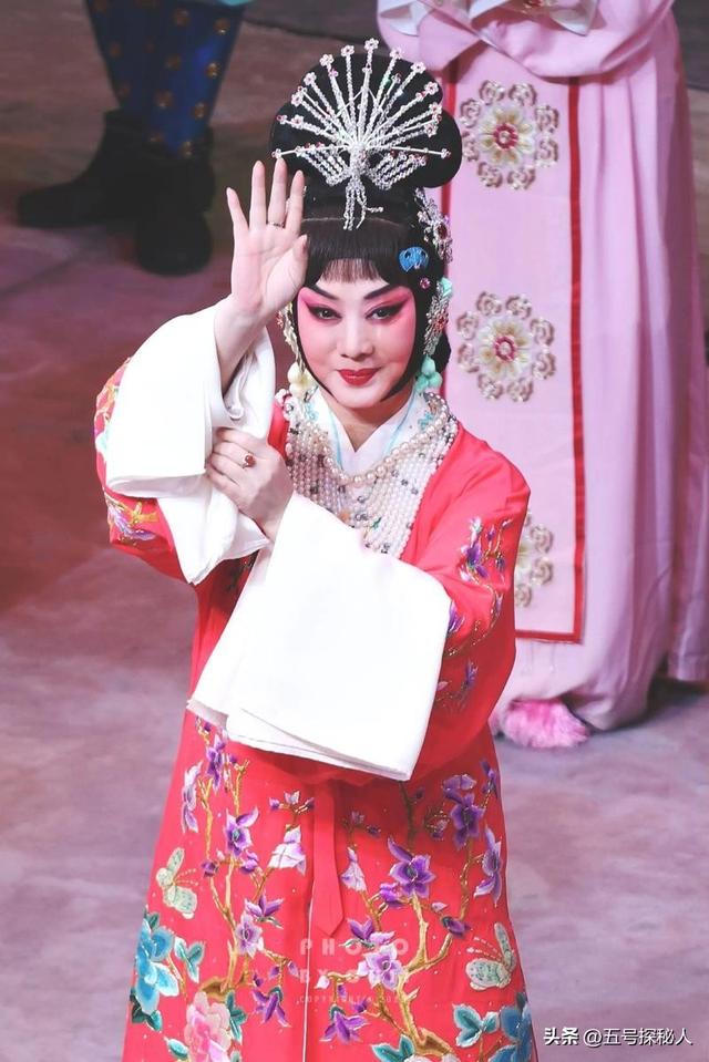 至今未婚未育，身边却有男人陪了近27年!59岁的李胜素才是真清醒