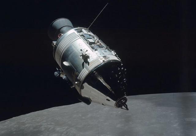 为什么宇宙飞船返回地球时，会被高温炙烤，飞出地球时却没有？