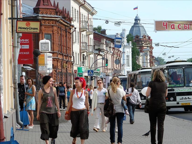 西方围堵、内忧外患！俄罗斯发展30年被华反超，难怪拿不下乌克兰